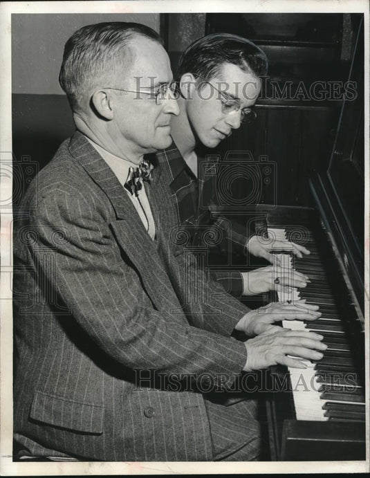 1947 Press Photo President Truman's double, Ralph P. Wilbur plays the piano. - Historic Images