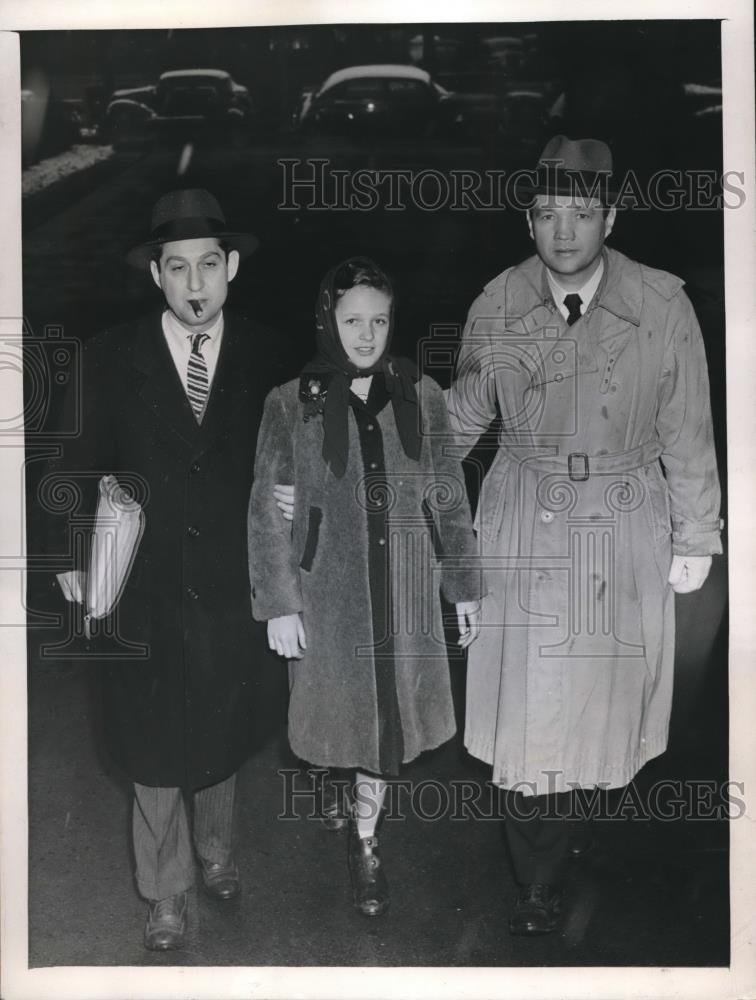 1944 Press Photo Joan Langan Escorted To Court By Attorney Charles Walker - Historic Images