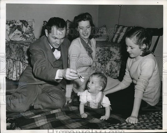 1944 Press Photo Custody Fight Between John Langan & Actress Joan Manners - Historic Images