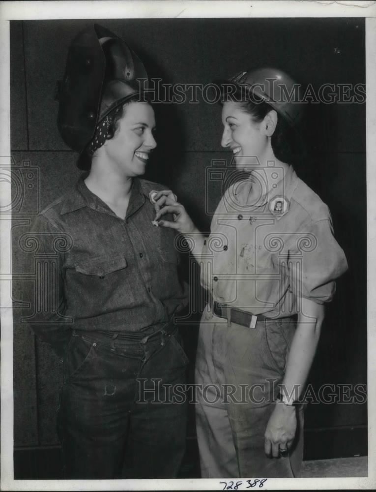 1944 Press Photo NYC, Tessie Giardina, Lee Tamburelli at Todd Shipyards - Historic Images