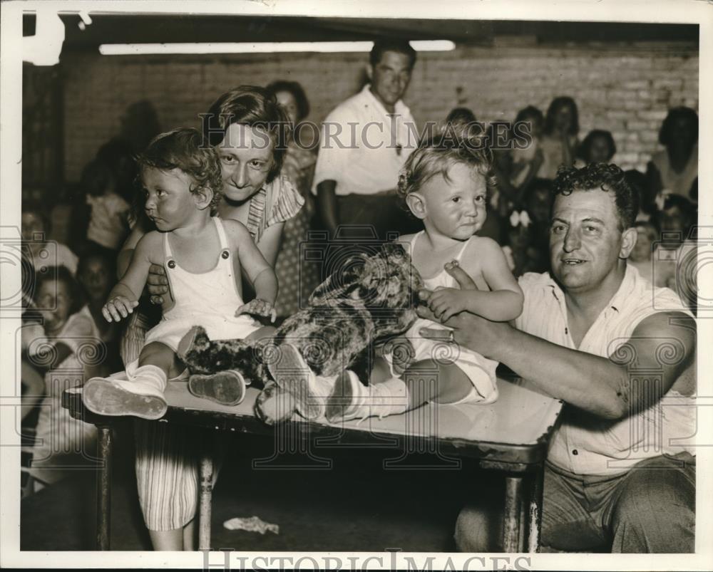 1935 Press Photo mr. And Mrs. Edward Mandell Twins William and Harvey - Historic Images