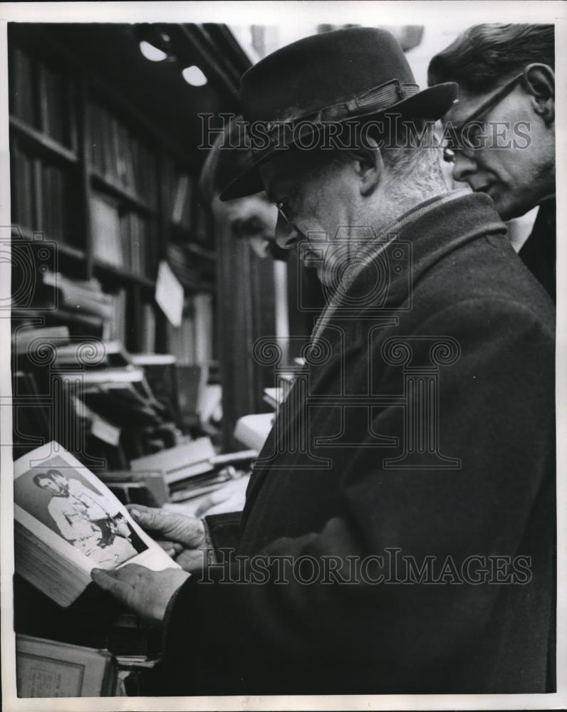 1960 Press Photo Foyles outdoor counter shops do good business. - Historic Images