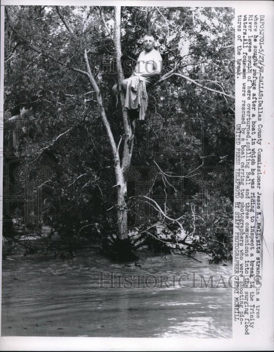 1957 Press Photo Dallas, Tex County Comm. Jesse Bell at levee break - Historic Images
