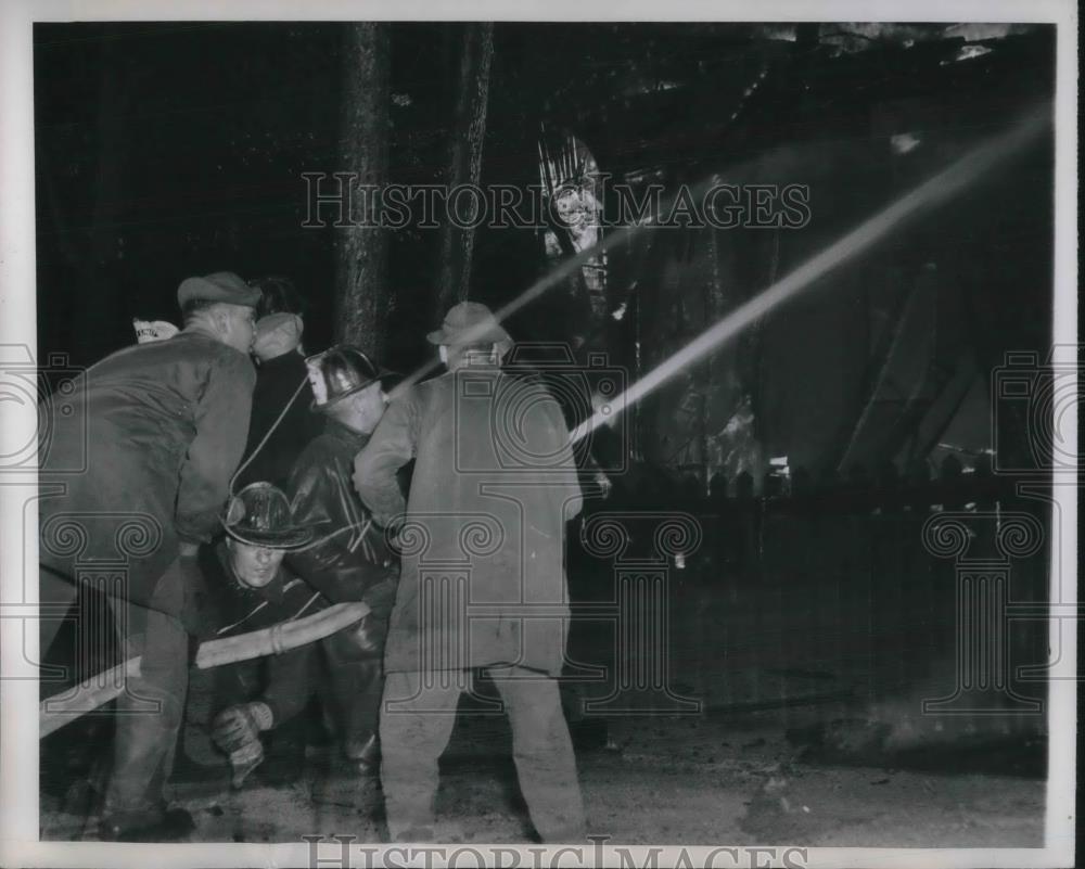 1949 Press Photo Chicago Firemen fight Ravinia park FIre - Historic Images