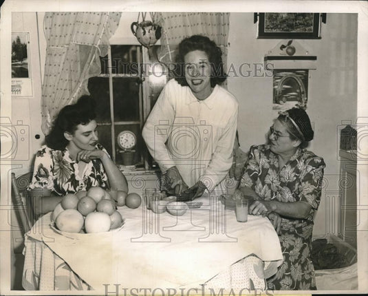 1946 Press Photo 3 members of Gandhi Fasting Club about to partake in breakfast - Historic Images