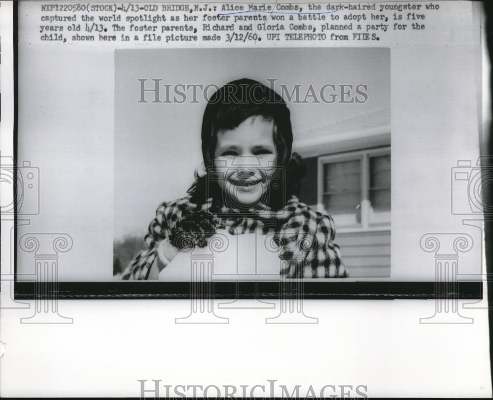 1960 Press Photo Old Bridge, NJ Alice Marie Combs after her adoption - Historic Images