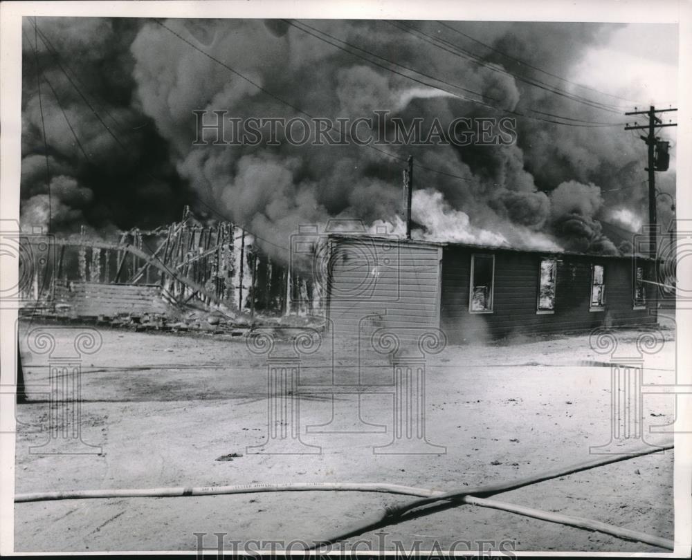 1953 Press Photo Heavy Smoke Above Building On Fire - Historic Images