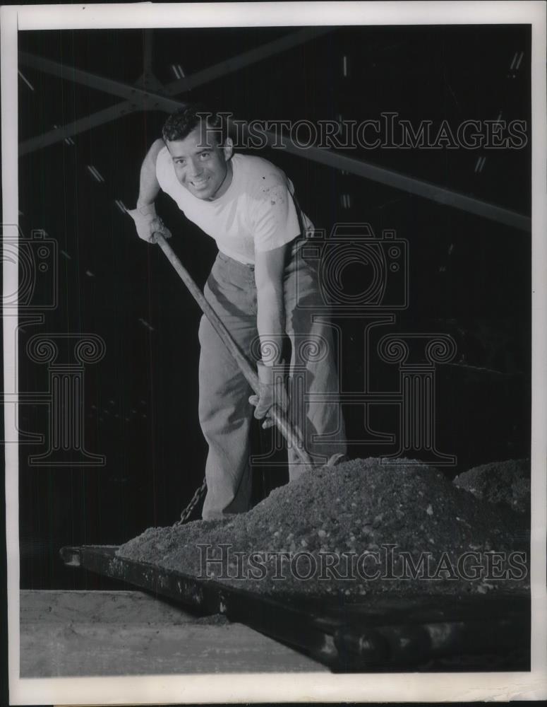 1948 Press Photo Willow Run, Mich Prof. Hilton Falahee working on summer vac. - Historic Images