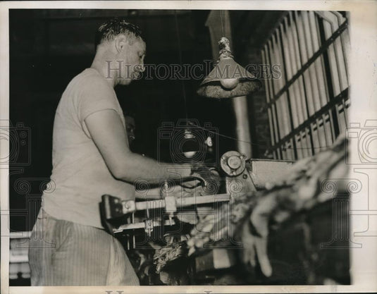 1935 Press Photo worker making Hudson Seal coats out of Muskrat fur - Historic Images