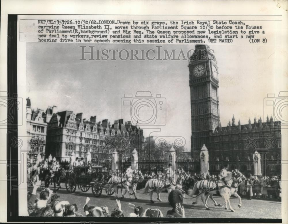 1962 Press Photo Irish Royal State Coach Carrying Queen Elizabeth II Moving - Historic Images