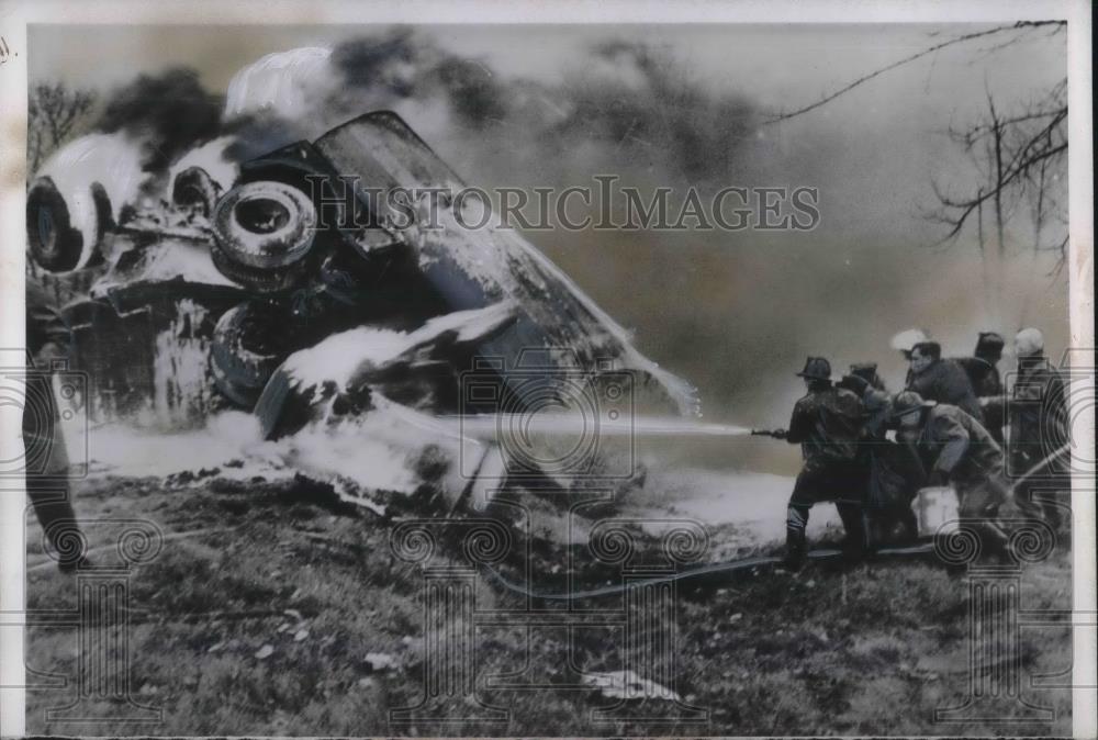 1953 Press Photo Chicago firemen battle blazing wreck of gasoline truck - Historic Images