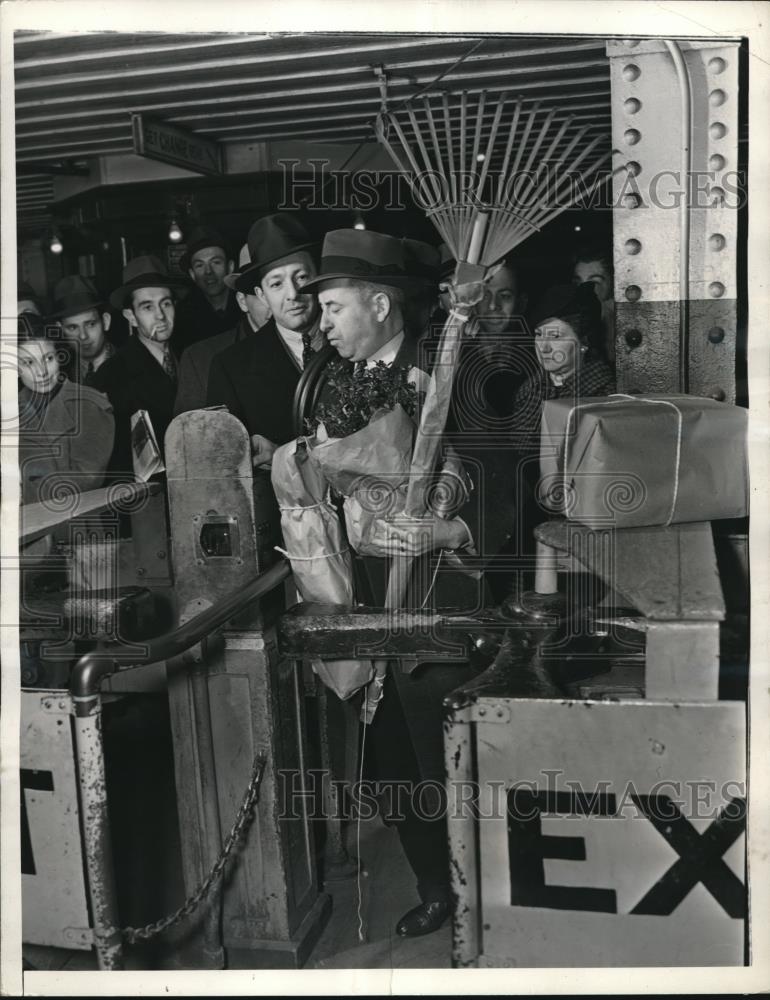 Press Photo Gardener had all his tools having difficulty passing the turnstile - Historic Images