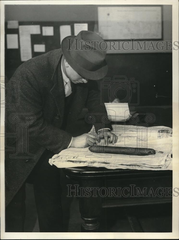 1931 Press Photo Mrs. Edna Pierson Mystery Attack weapon - nec07942 - Historic Images