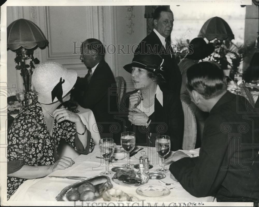 1932 Press Photo Alice Longworth &amp; Mrs James Ailshie at lunch in Chicago - Historic Images