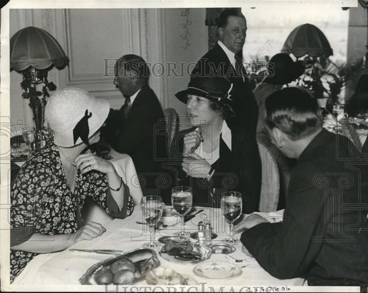 1932 Press Photo Alice Longworth & Mrs James Ailshie at lunch in Chicago - Historic Images