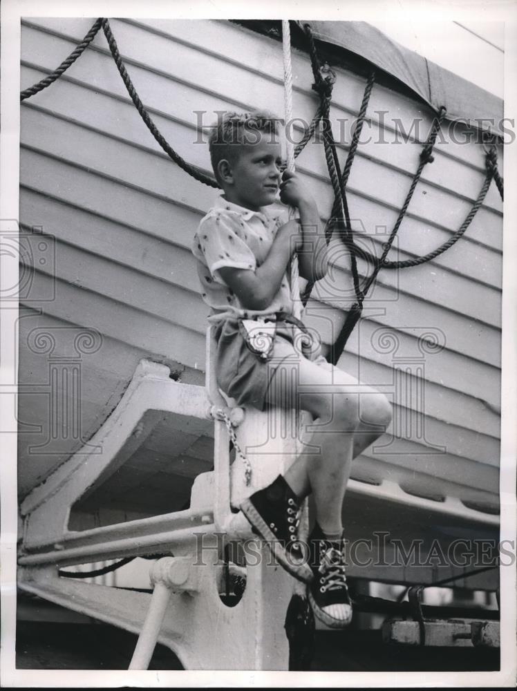 1955 Press Photo NYC, Bernd Brauer at a life boat playing - Historic Images