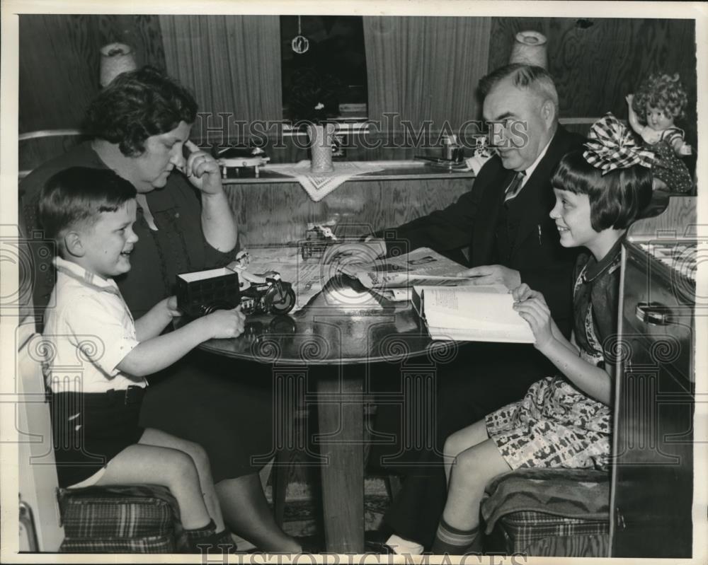 1938 Press Photo Mr &amp; Mrs Jack Cable With Children Jean &amp; Bill - Historic Images