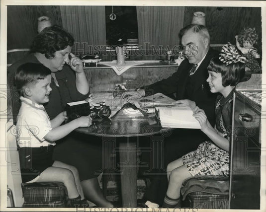 1938 Press Photo Mr & Mrs Jack Cable With Children Jean & Bill - Historic Images