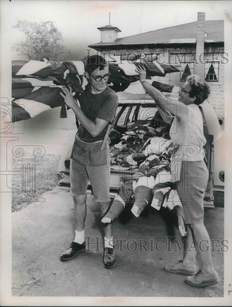 Press Photo Tom Grimsley, Yula Court, getting ready for Lake County Fair - Historic Images