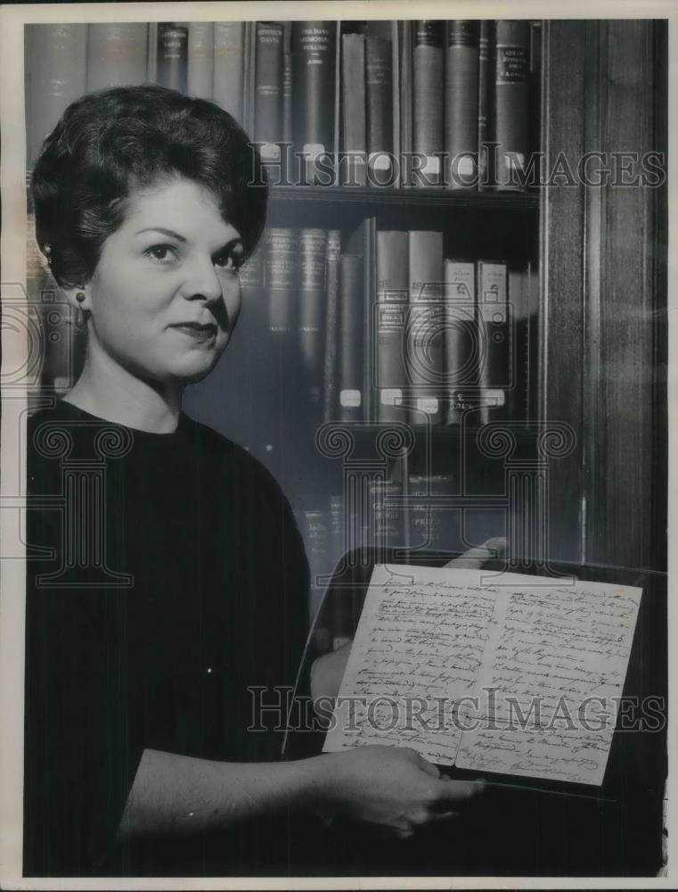 1961 Press Photo Secretary Jane Emerson at the Illinois State Historical Library - Historic Images