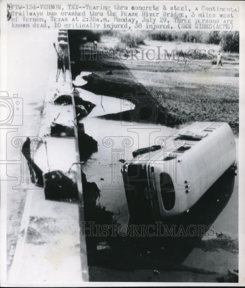 1946 Press Photo Vernon, Tex. Cont. Trailways bus crashed at Pease River bridge - Historic Images