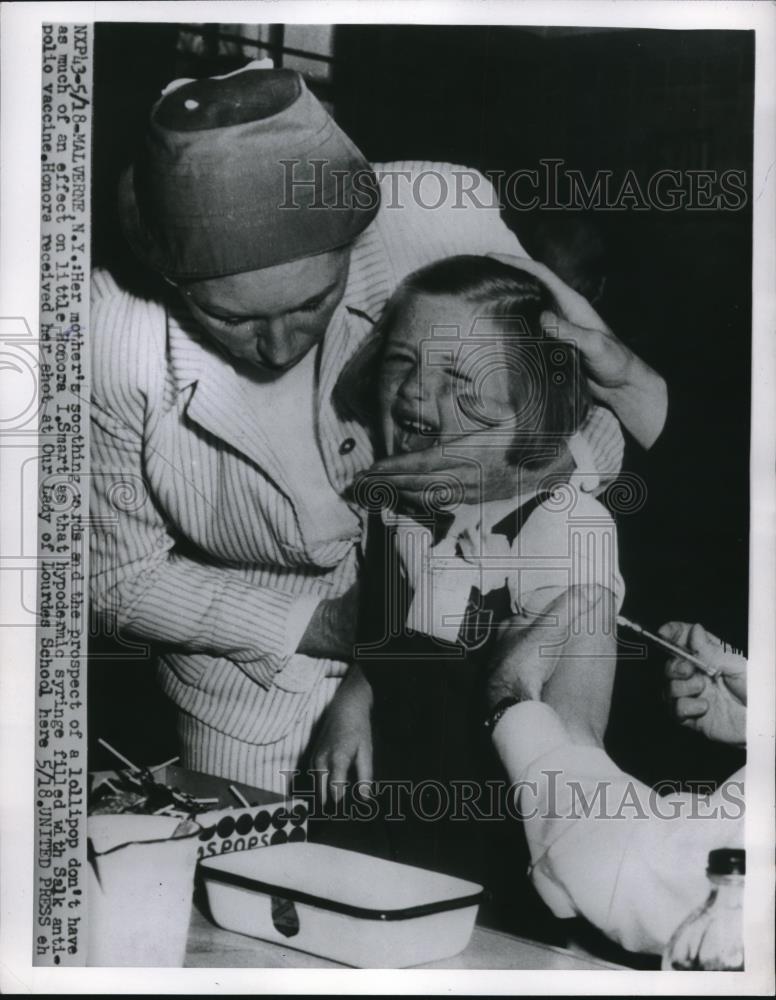 Press Photo Mother soothes Honora I Smart while receiving polop vaccine. - Historic Images