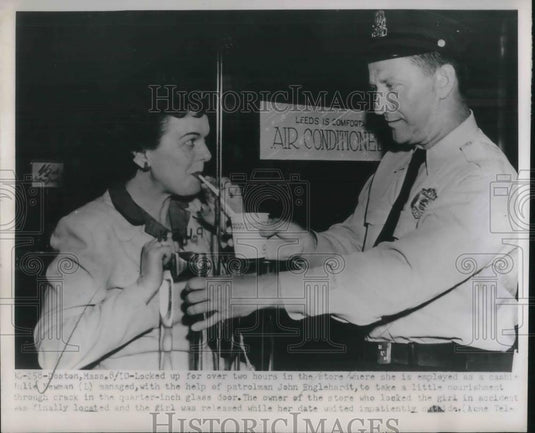 1951 Press Photo Julie Newman & policeman John Englehart who freed her - Historic Images