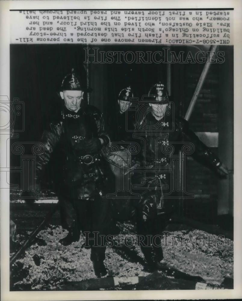 1949 Press Photo Firemen remove 1 of 2 persons killed suffocation in flash fire - Historic Images