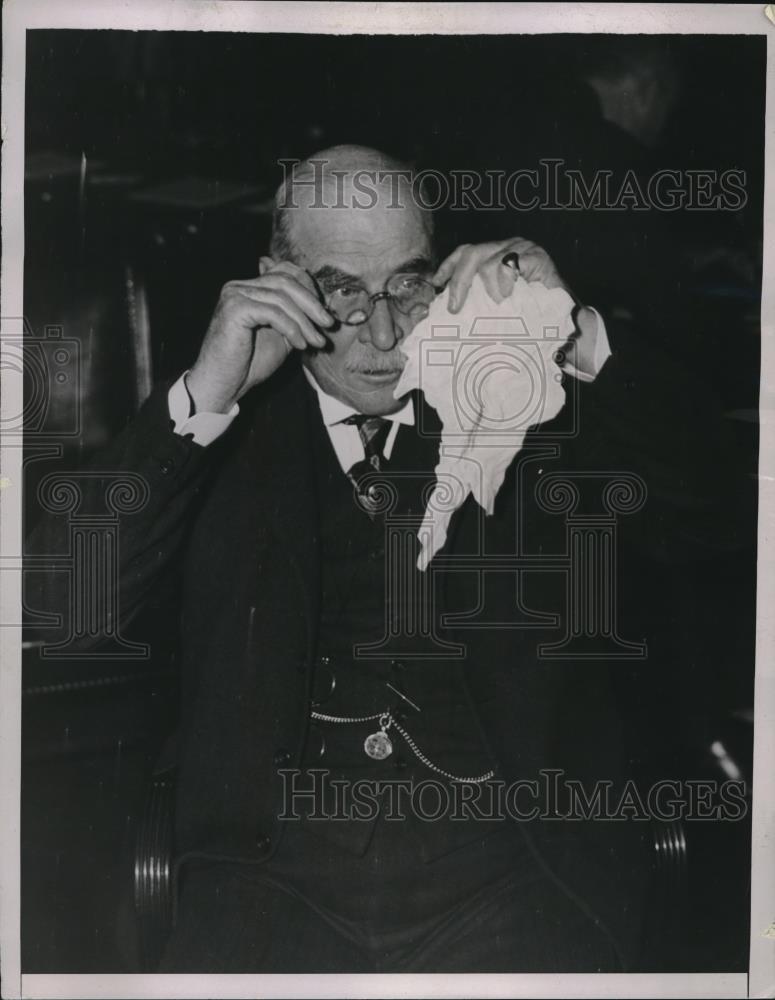 1936 Press Photo John Pierpony Morgan Taken By Camera As He Was Putting Glasses - Historic Images