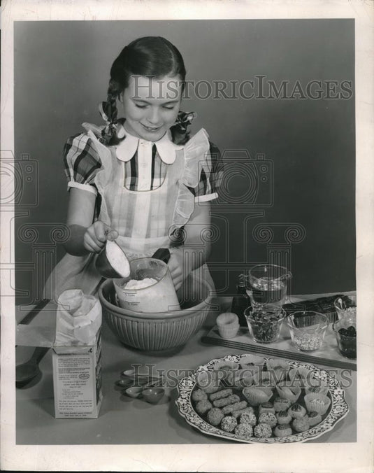 1952 Press Photo Gaynor Maddox prepares dessert for National Child health day - Historic Images