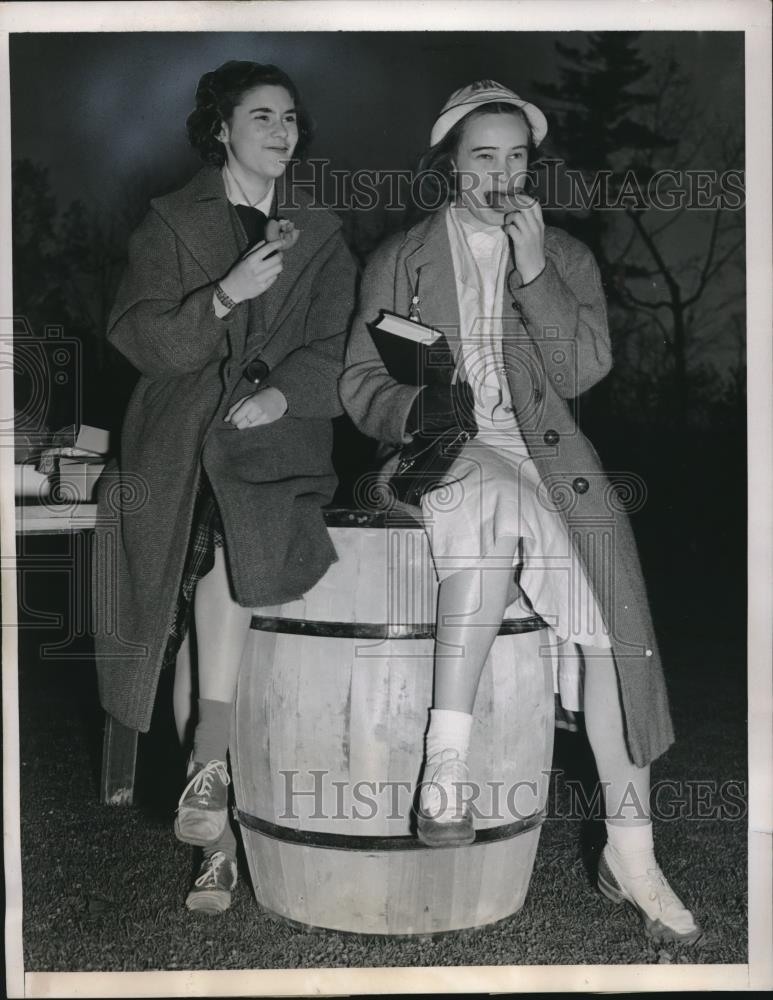 1938 Press Photo Natalie Buchanan &amp; Ann Gray at Wellesley College on Field Day - Historic Images