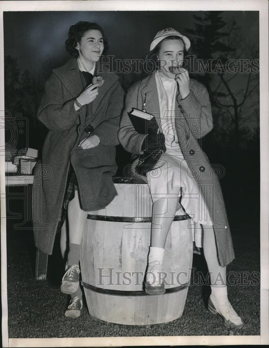 1938 Press Photo Natalie Buchanan & Ann Gray at Wellesley College on Field Day - Historic Images