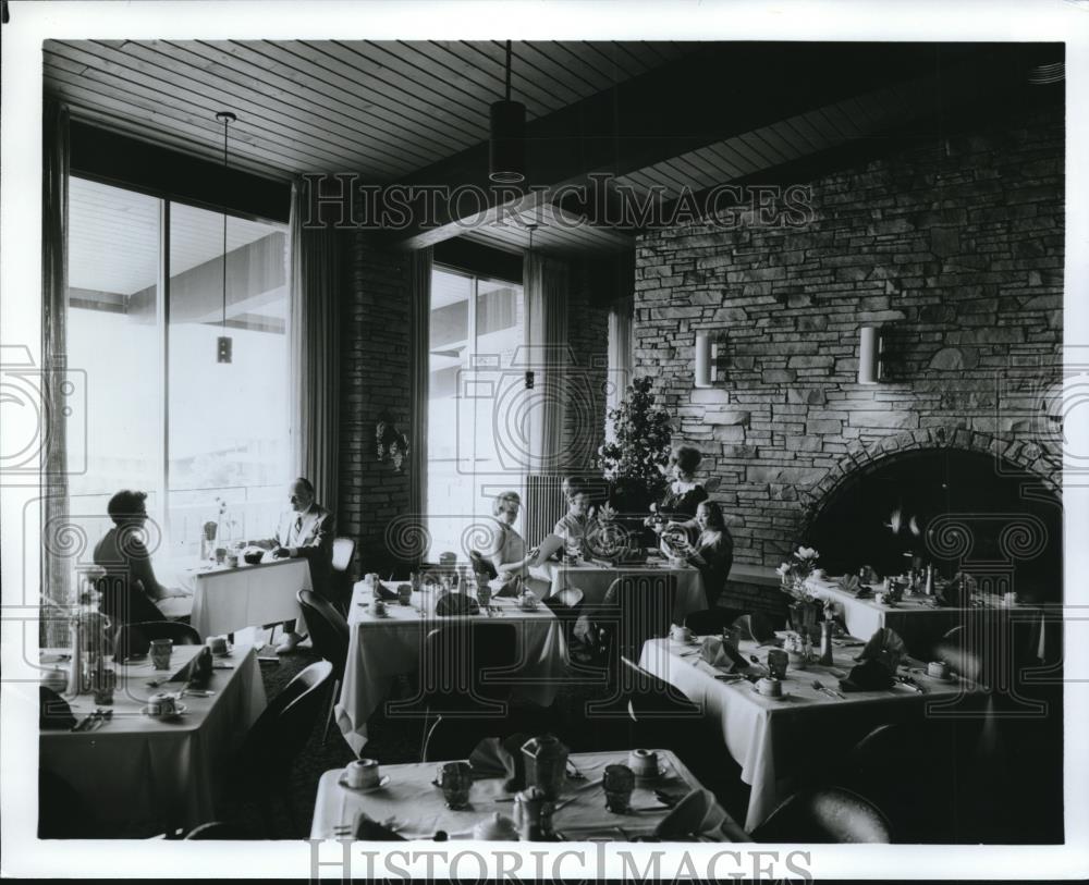 Press Photo Dining Room At Atwood Lake Lodge - Historic Images