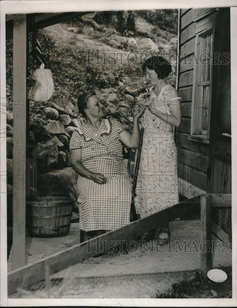 1935 Press Photo Mrs. Addie Babcock, Rudetown Dowager With Neighbor - nec08415 - Historic Images