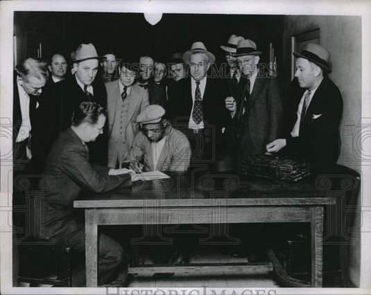 1935 Press Photo TOLOBY JACKSON , Miss. signs murder confession. - Historic Images
