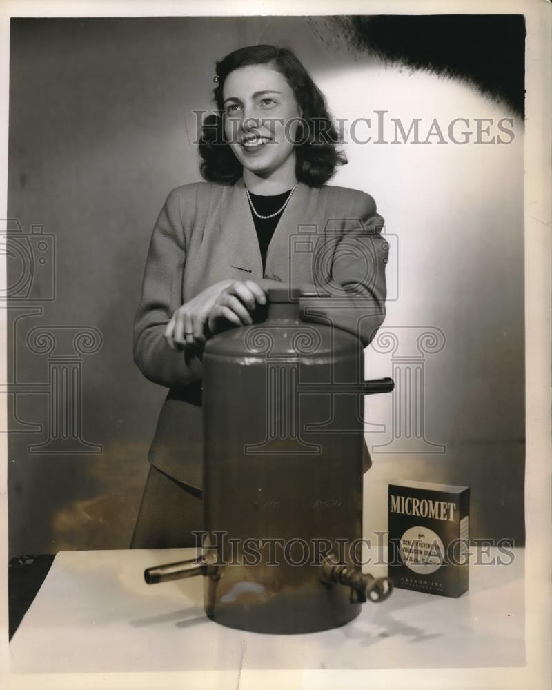 1946 Press Photo 50 Pound Commercial Size Micromet Feeder Prevent Corrosion - Historic Images