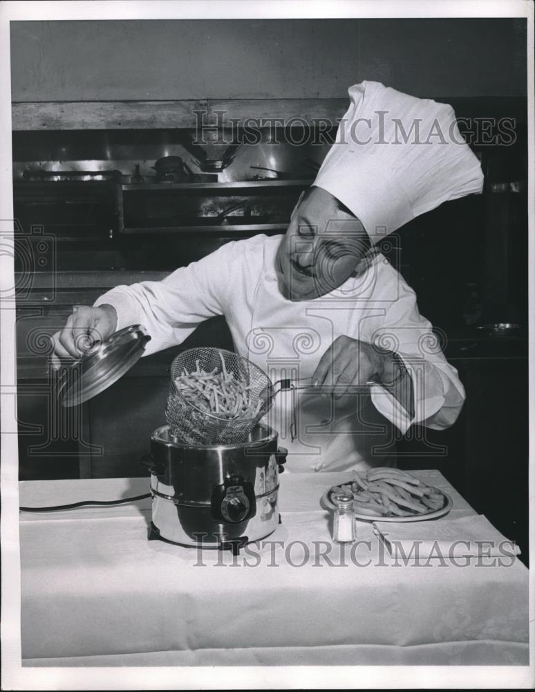 1950 Press Photo Paul Brunet, Head Chef of Palmer House Uses French Fryer - Historic Images