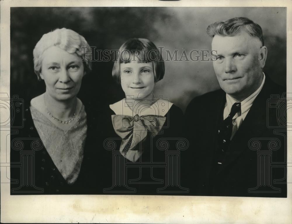 1931 Press Photo Mr &amp; Mrs Emil Berquist &amp; adopted daughter Elaine Plucker - Historic Images