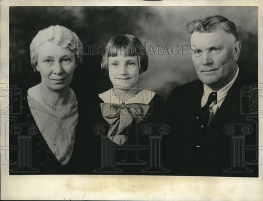1931 Press Photo Mr & Mrs Emil Berquist & adopted daughter Elaine Plucker - Historic Images