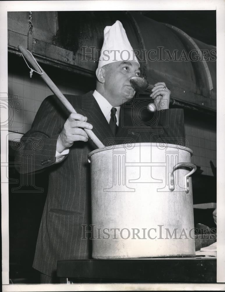 1946 Press Photo Ernie Ahlfeldt Cooking Chili for President Truman - Historic Images