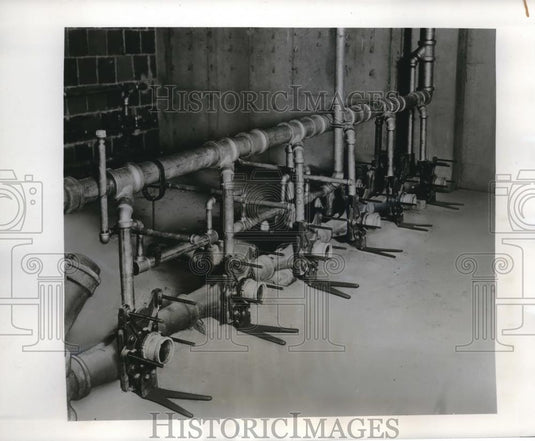 1955 Press Photo Alcoa Rest Room Fixtures Supported by Zurn Systems - Historic Images