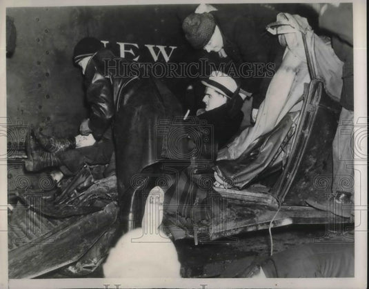 1939 Press Photo Firemen Remove Victims From Car That Crashed Into Train - Historic Images