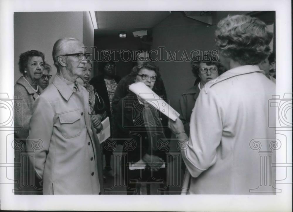 1976 Press Photo Announcement made while elderly listen - neb99980 - Historic Images