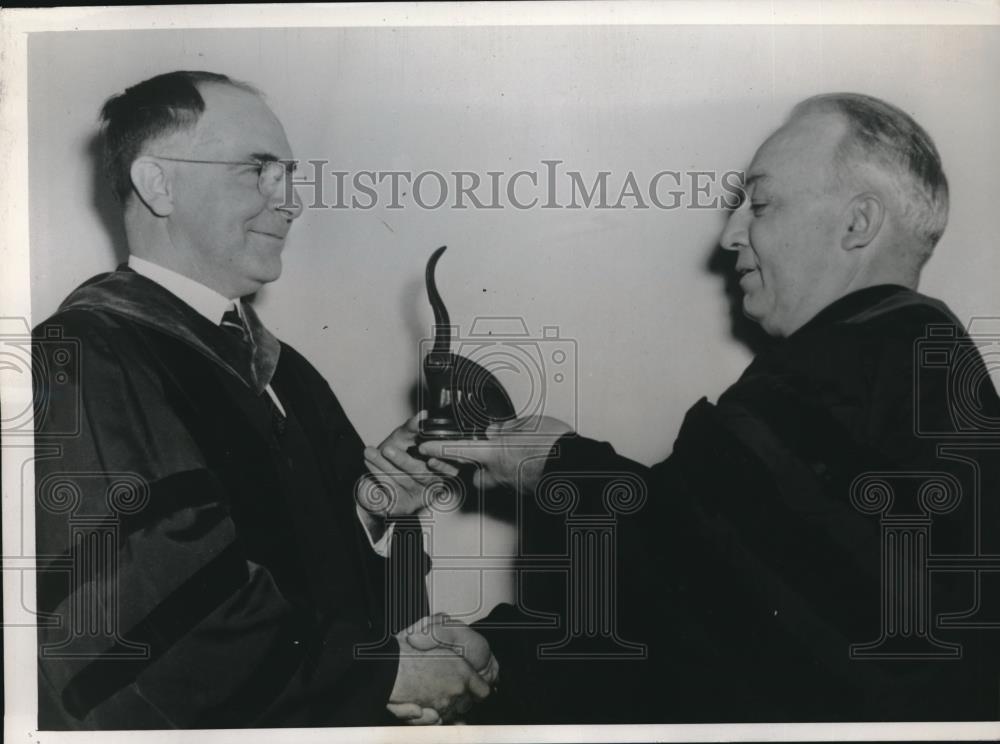 1939 Press Photo Dr Umphrey Lee Presented Seal By Bishop A Frank Smith - Historic Images