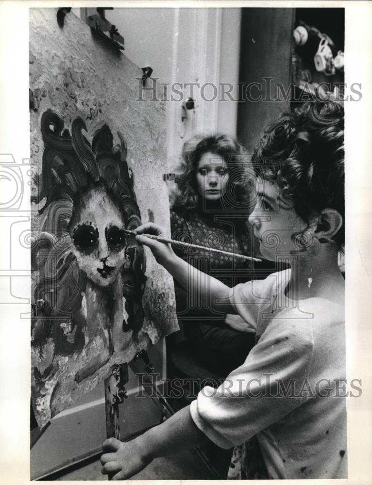 1973 Press Photo Samantha Cox painting a portrait of her sitter Sally Freestone - Historic Images