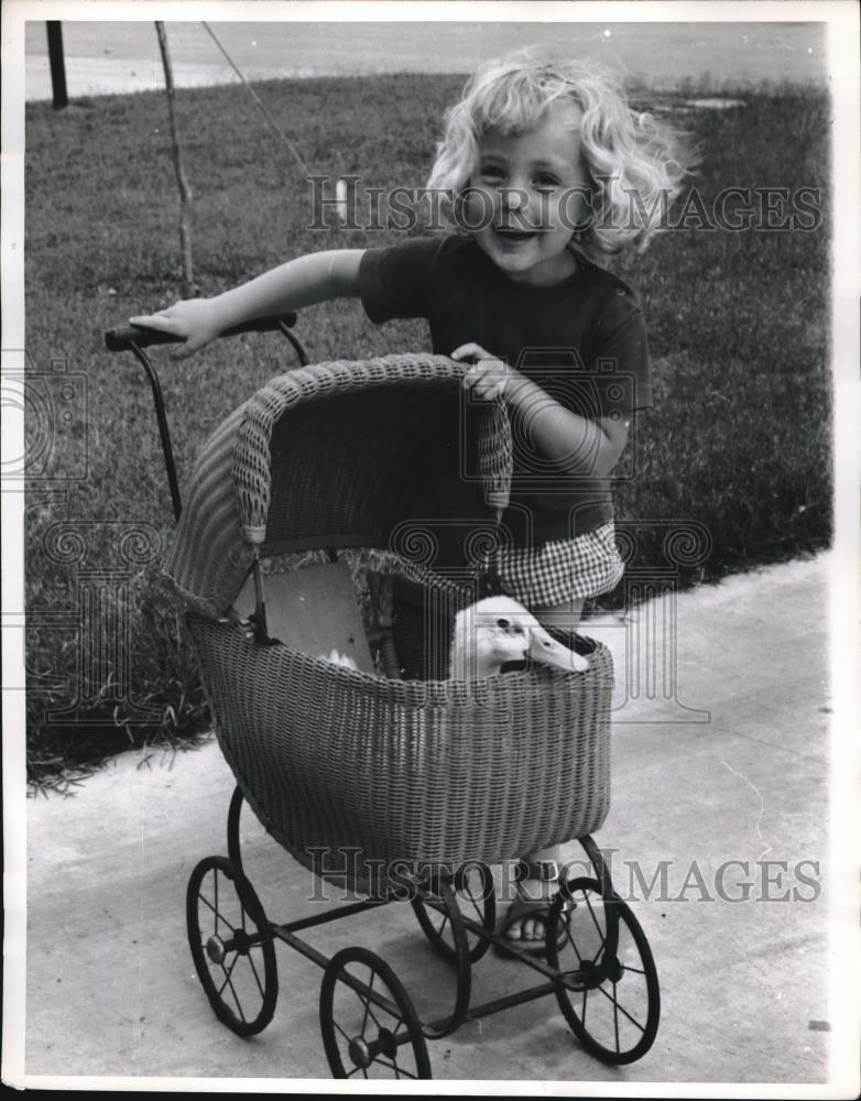 1961 Press Photo;Paula Robertson,3 has nursed a duck back to health in Texas. - Historic Images