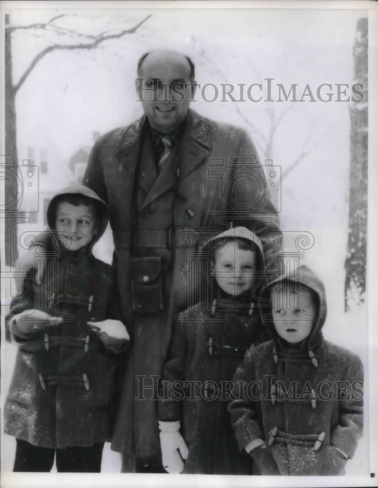 1959 Press Photo Evanston, Ill Roland Farrant &amp; kids Warwick, Guy, Harvard - Historic Images