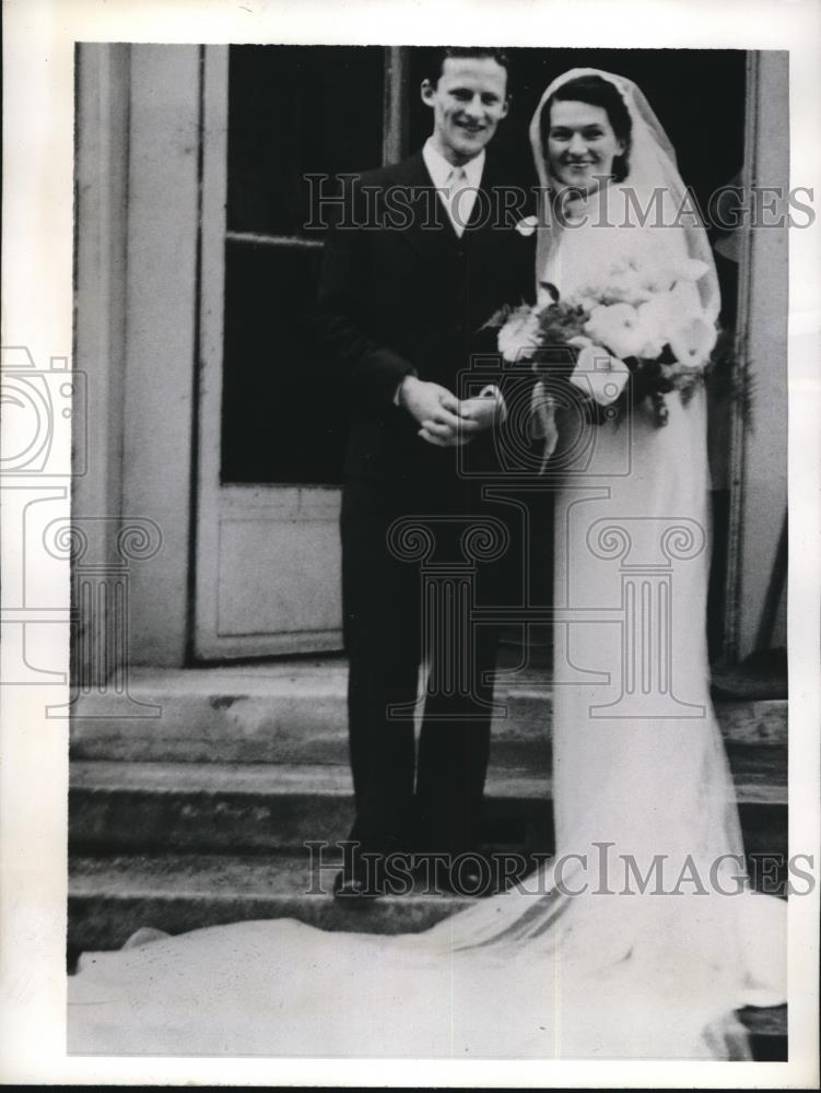 1941 Press Photo Mille Tolstoi &amp; M. Lopukine As She Emerged From The Chapel - Historic Images
