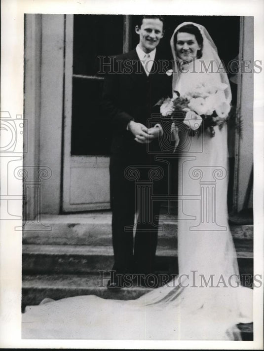 1941 Press Photo Mille Tolstoi & M. Lopukine As She Emerged From The Chapel - Historic Images