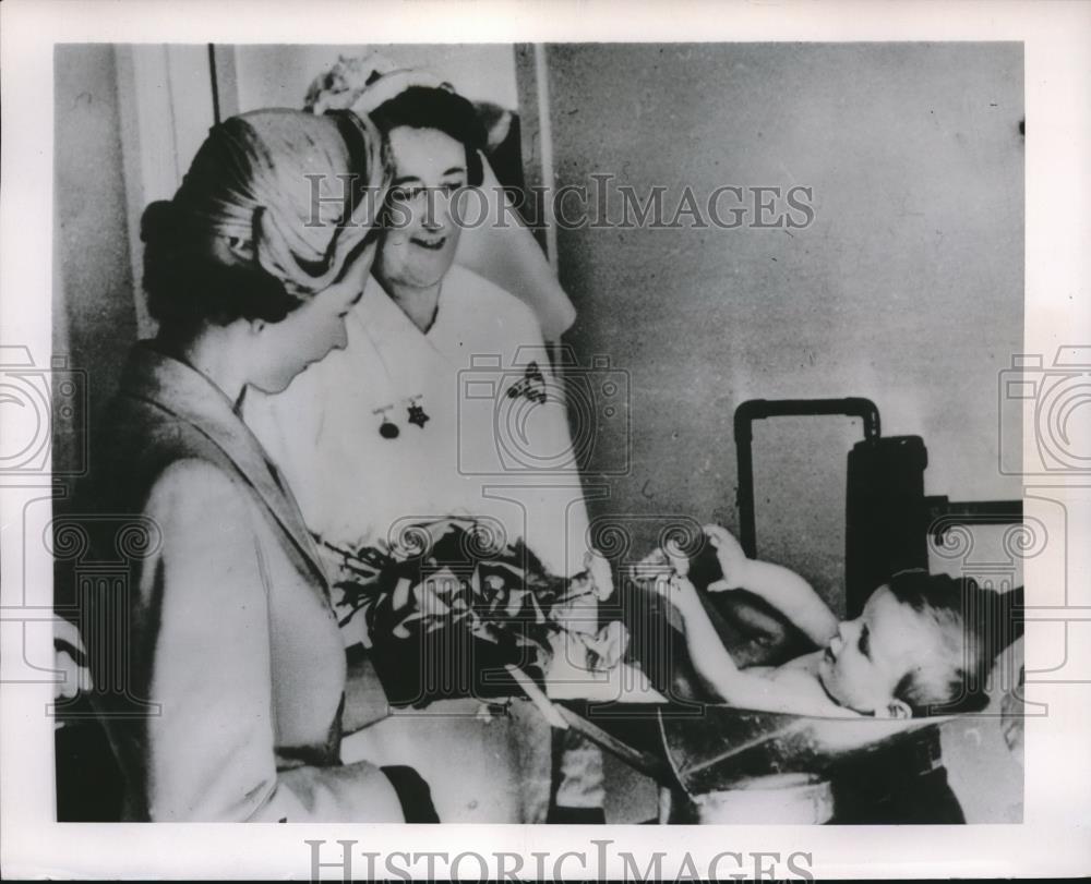 1954 Press Photo Dunedin, New Zealand, Queen Elizabeth &amp; hospital patient - Historic Images